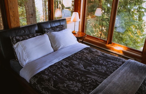 Salt Spring Island House | Peaceful oasis in the trees with Jacuzzi