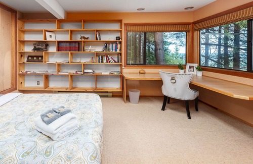 Salt Spring Island House | Peaceful oasis in the trees with Jacuzzi