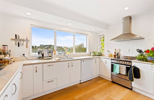 Stanmore Bay Apartment | Peaceful Oasis in the Heart of Stanmore Bay.nA sweet 7mins walk to the beach!n