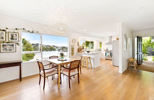 Stanmore Bay Apartment | Peaceful Oasis in the Heart of Stanmore Bay.nA sweet 7mins walk to the beach!n