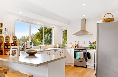 Stanmore Bay Apartment | Peaceful Oasis in the Heart of Stanmore Bay.nA sweet 7mins walk to the beach!n