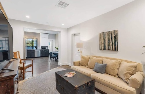 West University Apartment | Peaceful one bedroom king suite w/full kitchen