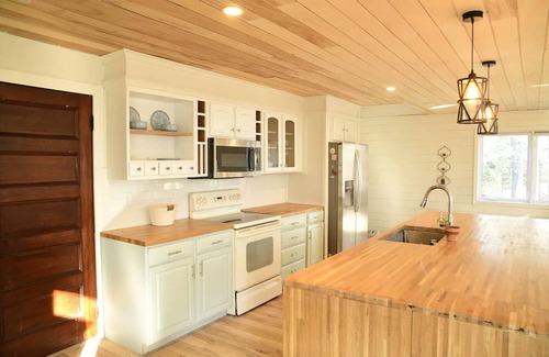 Mac Mahan House | Peaceful Open Concept 10 mins to Beach