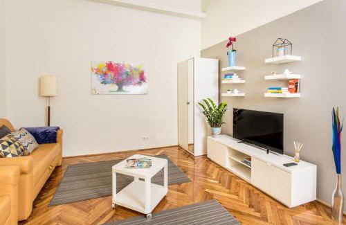 Terezvaros Apartment | Peaceful Palace Apartment