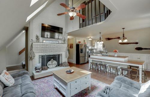 Gainesville House | Peaceful Paradise Cabin Farmhouse with Huge Hot Tub
