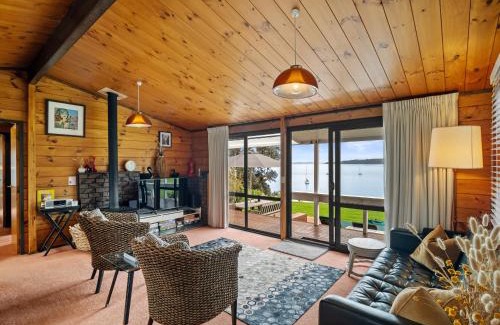 Surfdale House | Peaceful Picnic Bay - Surfdale Holiday Home