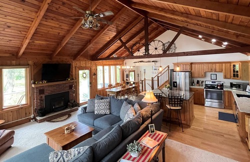East Troy House | Peaceful & "Pleasant" Lake Retreat on "The Point"