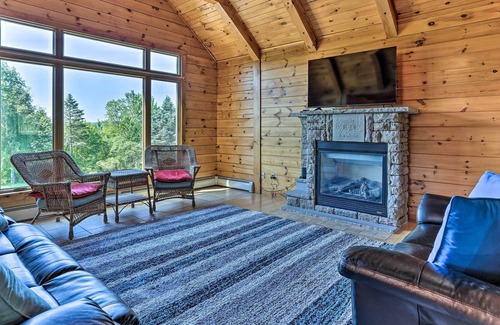 Lake Ariel Cabin | Peaceful Poconos Cabin < 1 Mi to Lake Henry!
