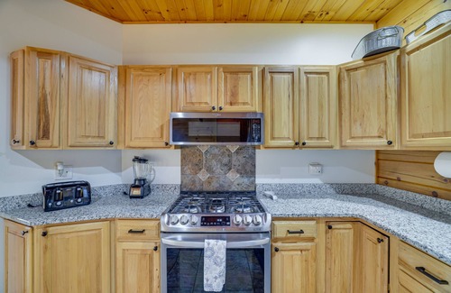 Lake Ariel Cabin | Peaceful Poconos Cabin < 1 Mi to Lake Henry!
