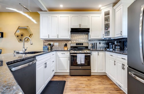 Leamington Cottage | Peaceful Point Lake House with Hot tub