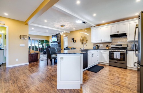 Leamington Cottage | Peaceful Point Lake House with Hot tub