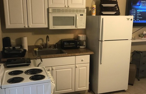 South Pinellas Community Council Apartment | Peaceful private entry studio 2-2.5 mi to many beaches/VA/trail/shops/restaurant