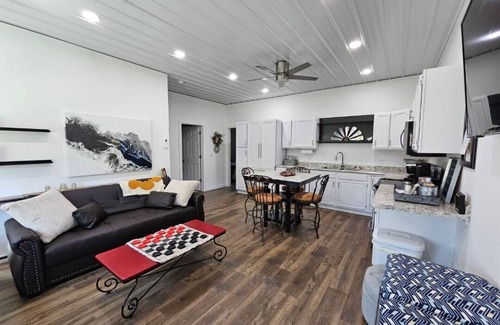 Morrow House | Peaceful, Quiet and Country with 2 bedrooms and WiFi, AC in marvelous Morrow