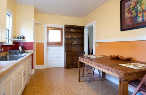 Albany House | Peaceful relaxation in house with lots of restaurants and the Bay close by!