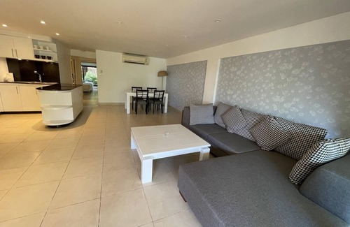 Patong Apartment | Peaceful retreat at Kalim Bay - pool, bar, garden