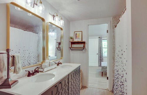 Conroe Cottage | Peaceful Retreat: Conroe Cottage w/ Decks, Views!