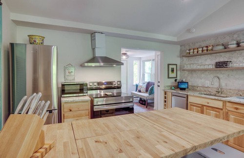 Conroe Cottage | Peaceful Retreat: Conroe Cottage w/ Decks, Views!