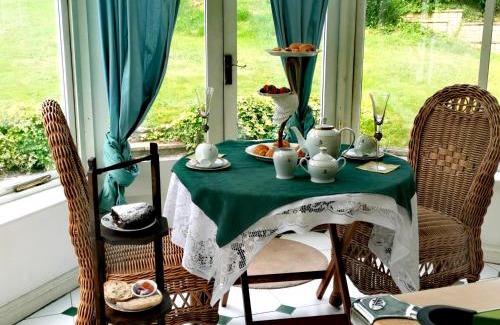 Esher House | PEACEFUL RETREAT HIDEAWAY SURREY