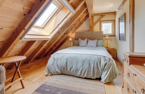 Mono Cottage | Peaceful retreat on 10 acres of wildflowers and trees, beside Mono Cliffs park.