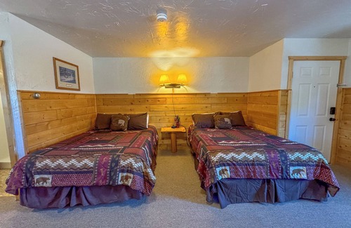 Dubois Cabin | Peaceful Riverfront Cabin, Parking, Hot Tub, 2 Queens & Stunning Mountain Views
