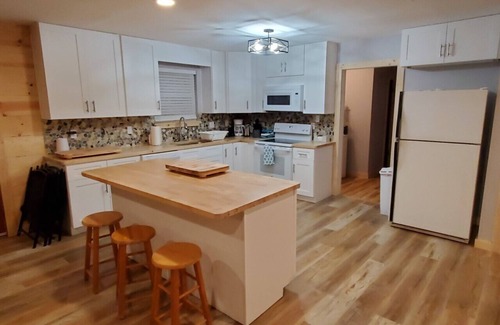 Elberta House | Peaceful Scenic Pond & Home Close to Beach/Sports/Entertainment
