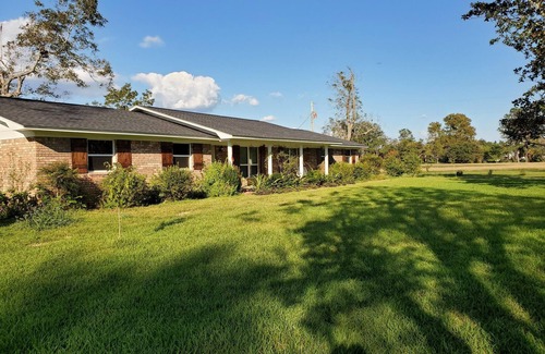 Elberta House | Peaceful Scenic Pond & Home Close to Beach/Sports/Entertainment
