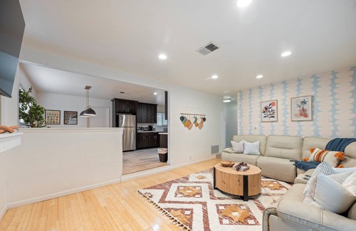 Hayward House | Peaceful Single Floor Home. BBALL Hoop . 4 TVs. Wifi. SF Bay Area