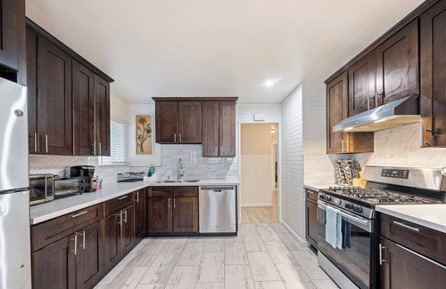 Hayward House | Peaceful Single Floor Home. BBALL Hoop . 4 TVs. Wifi. SF Bay Area