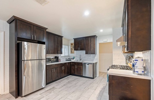 Hayward House | Peaceful Single Floor Home. BBALL Hoop . 4 TVs. Wifi. SF Bay Area