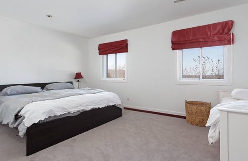 Prince Edward Cottage | Peaceful Skies Lakehouse - 4BDRM Vacation Home over-looking Lake Ontario