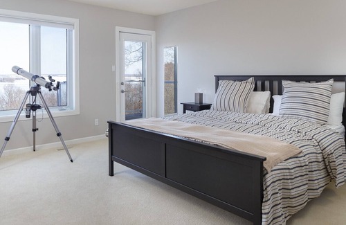 Prince Edward Cottage | Peaceful Skies Lakehouse - 4BDRM Vacation Home over-looking Lake Ontario