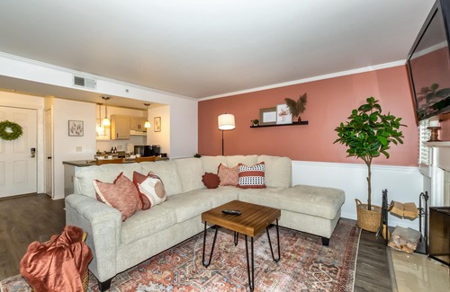 Norwich Villa | Peaceful Spa Villa Getaway - Hot Tub - 3 minutes to Mohegan Sun Casino