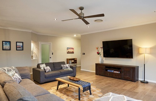 Gold Coast House | Peaceful & Spacious, 5 bedroom with POOL @ Burleigh Heads