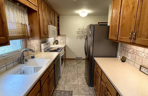 Omaha House | Peaceful & Stylish 2 bedroom Beauty-Entire Home