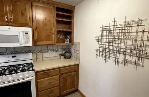 Omaha House | Peaceful & Stylish 2 bedroom Beauty-Entire Home