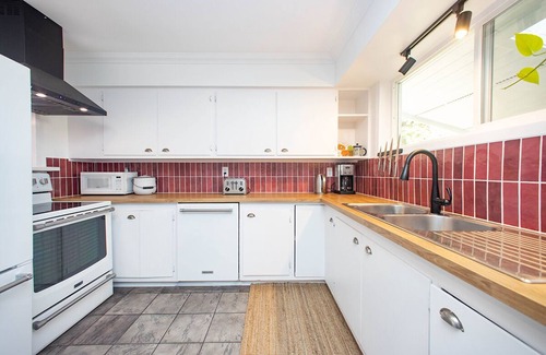 Woodfibre House | Peaceful/stylish 4 bdrm, 2 bath. Hot tub and massage chair, 35 min to Whistler.