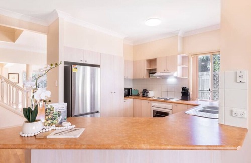 Robertson House | Peaceful Suburban Family Home Easy Access to City