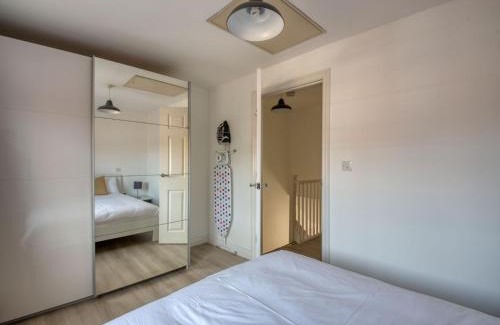 Reading House | Peaceful terrace house with allocated parking bay