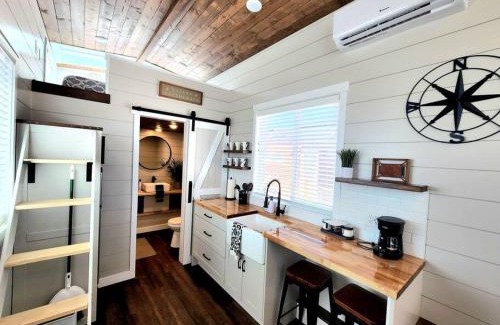 Apple Valley House | Peaceful Tiny Home with private deck-fire pit-bbq