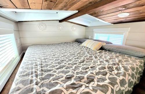 Apple Valley House | Peaceful Tiny Home with private deck-fire pit-bbq