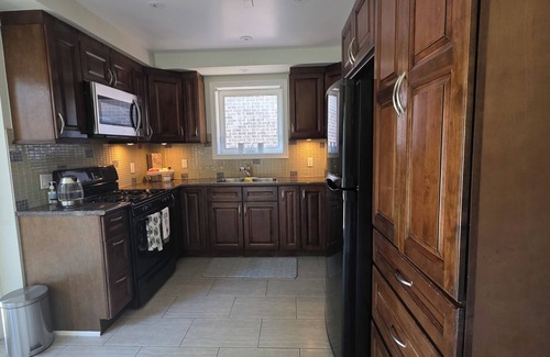 Long Branch House | PEACEFUL Toronto HIDEAWAY family friendly with full kitchen