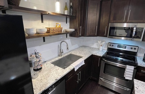 Springlake House | Peaceful Updated 2 bedroom townhome in Shreveport.