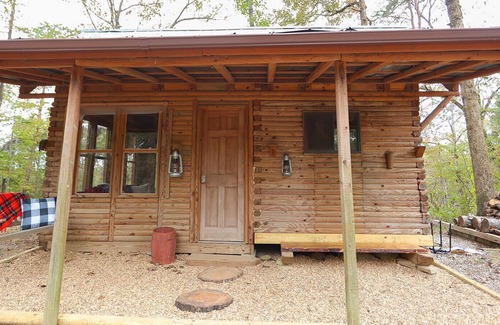 Columbiana Cabin | Peaceful Valley Rustic Cabin Getaway