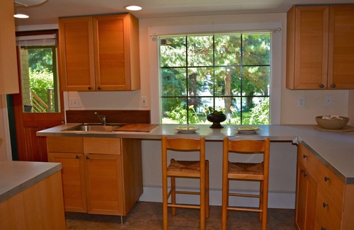 West Hills Apartment | PEACEFUL WATERFRONT RETREAT 30-MINUTE FERRY RIDE FROM SEATTLE!