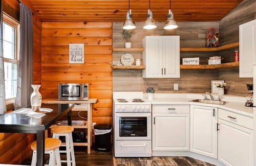 Saint Malo Cabin | Peaceful, Whimsical Retreat - Cabin 17