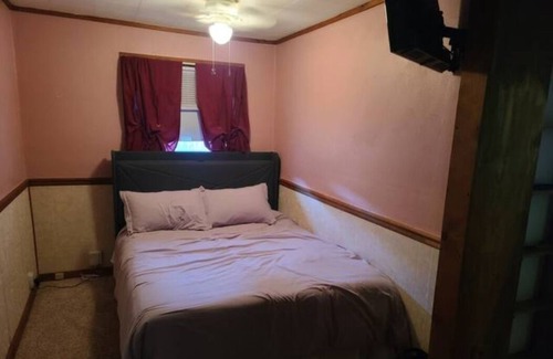 Robertsdale House | Peaceful Whiting Full Home Near Lakes, Parks, Chicago, and Hammond