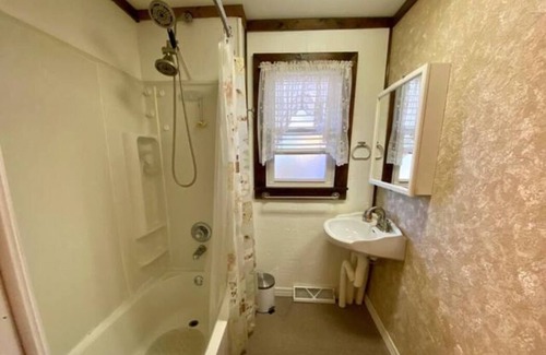 Robertsdale House | Peaceful Whiting Full Home Near Lakes, Parks, Chicago, and Hammond