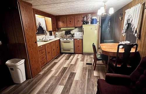 Ingalls Cabin | Peaceful Wooded Retreat on Lake Ann