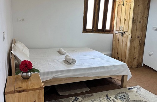 Kharsali House | Peaceful Wooden Homestay in Himalayan Village Near Dodital Trek Oakwood Homestay