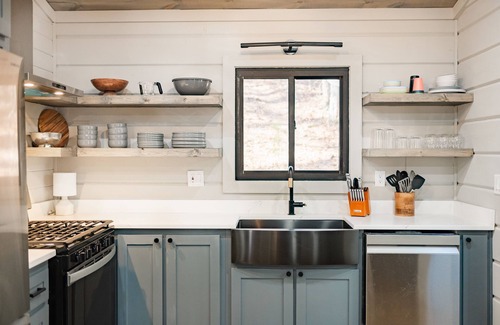 Cherry Log Cabin | Peach and Plumeria Hideaway Luxury 2br/1ba Newly Renovated Cabin with Hot Tub and Wifi